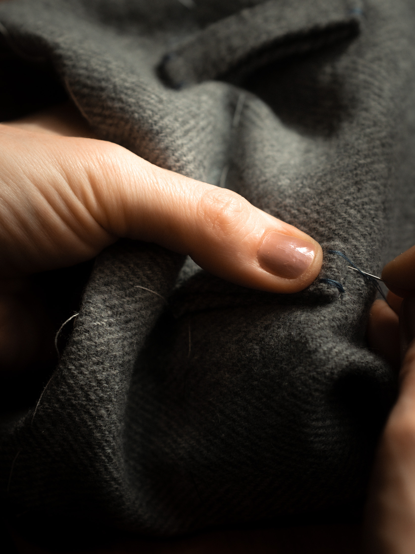 Änderungarbeiten im Detail, arbeiten mit Stoff Hände